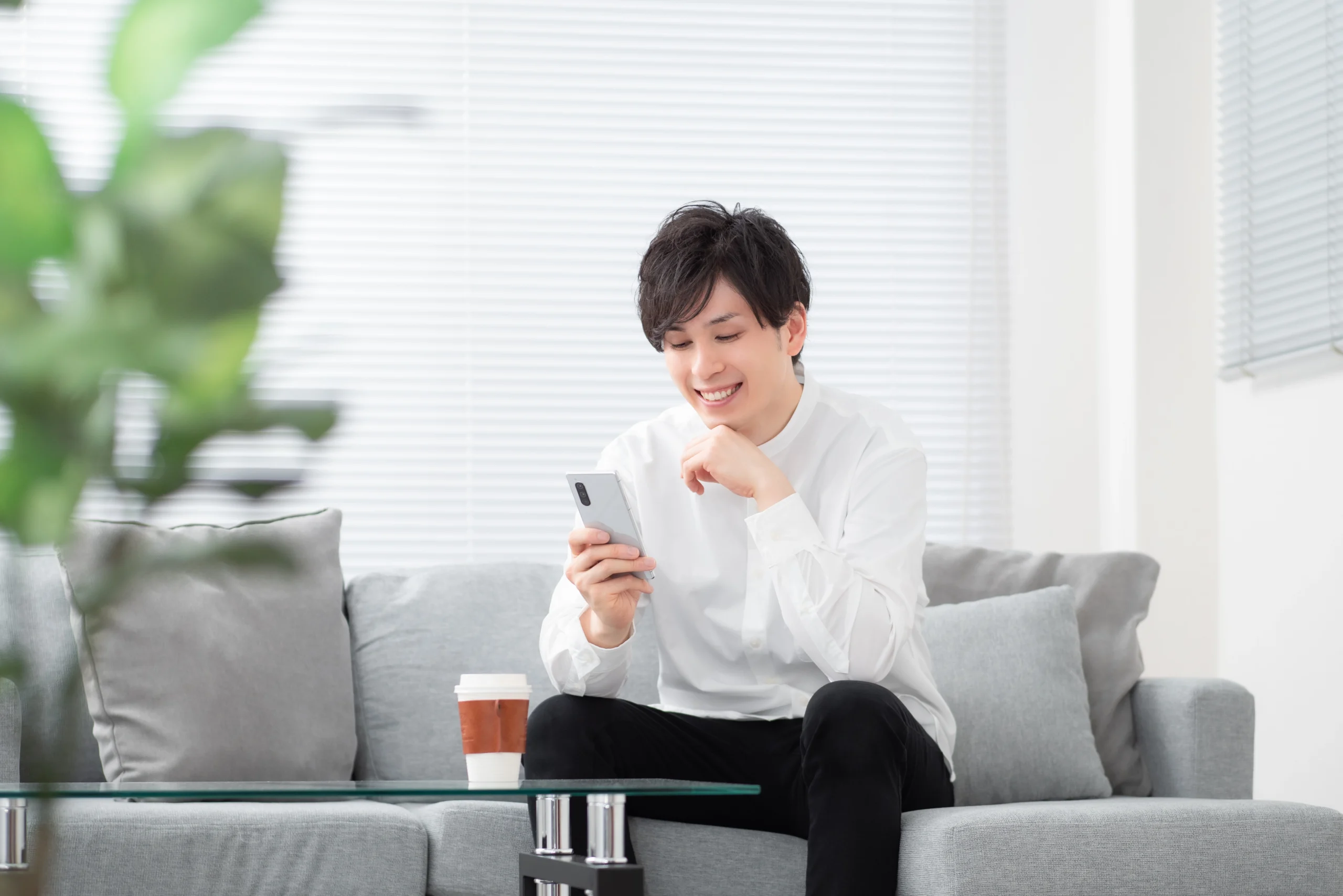 フィリピン女性とビデオ通話している男性