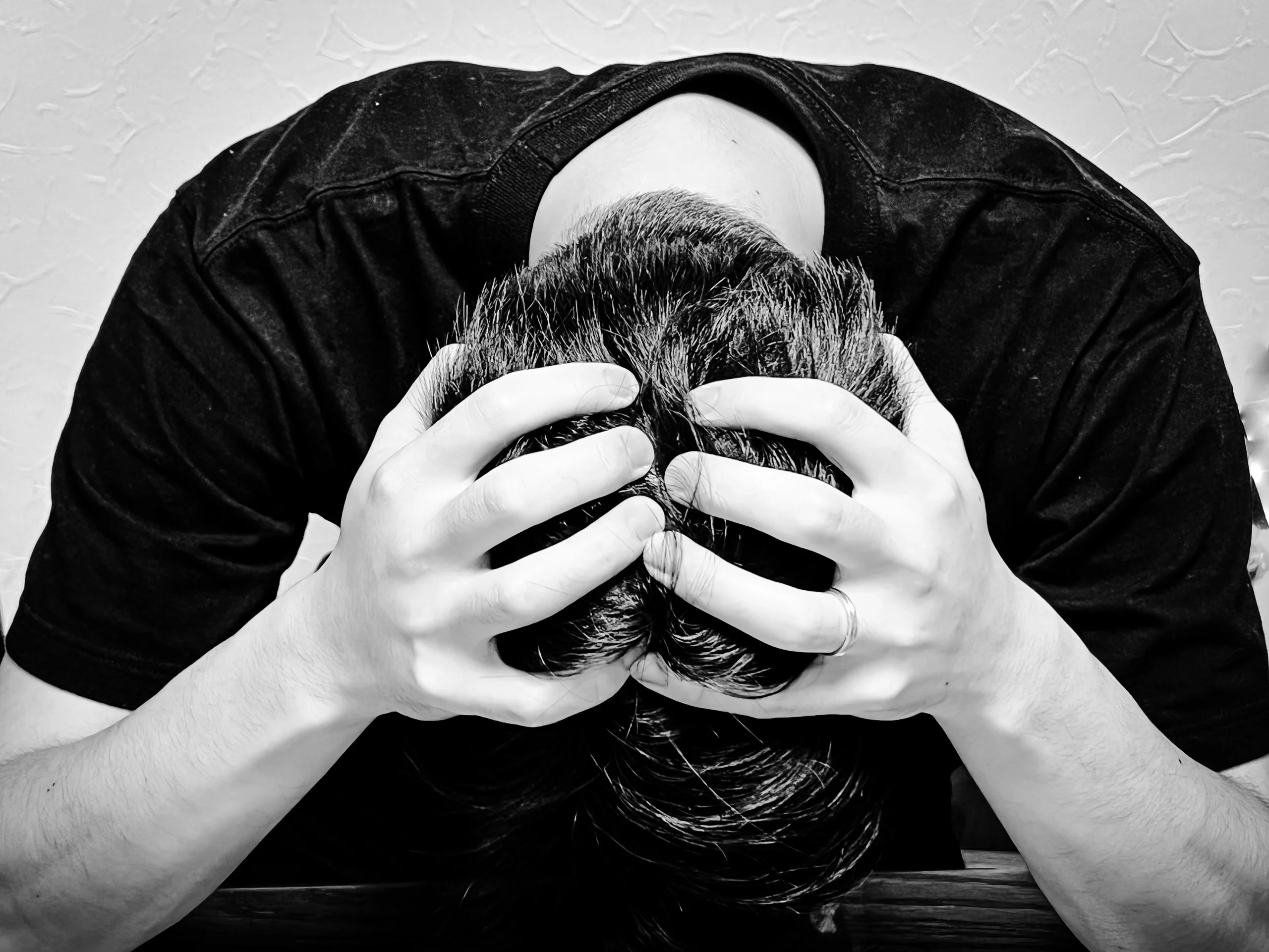 悪徳な別れさせ屋業者からの被害に悩む男性