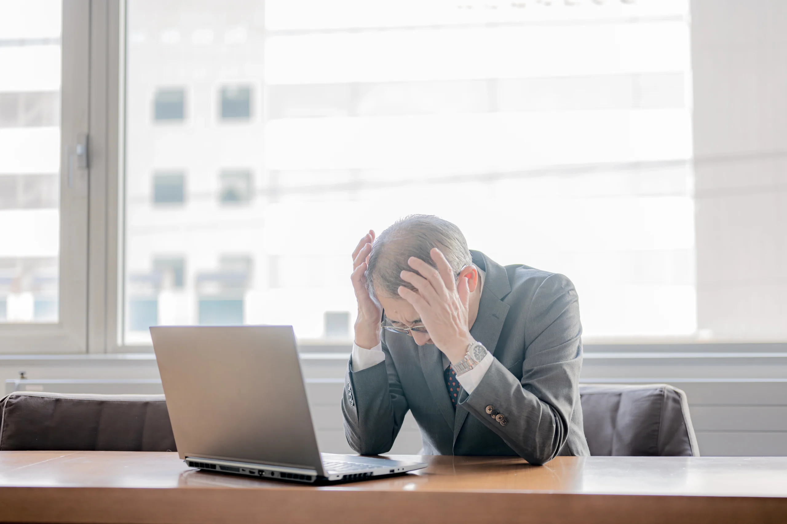 問題社員の行動に頭を抱える経営者