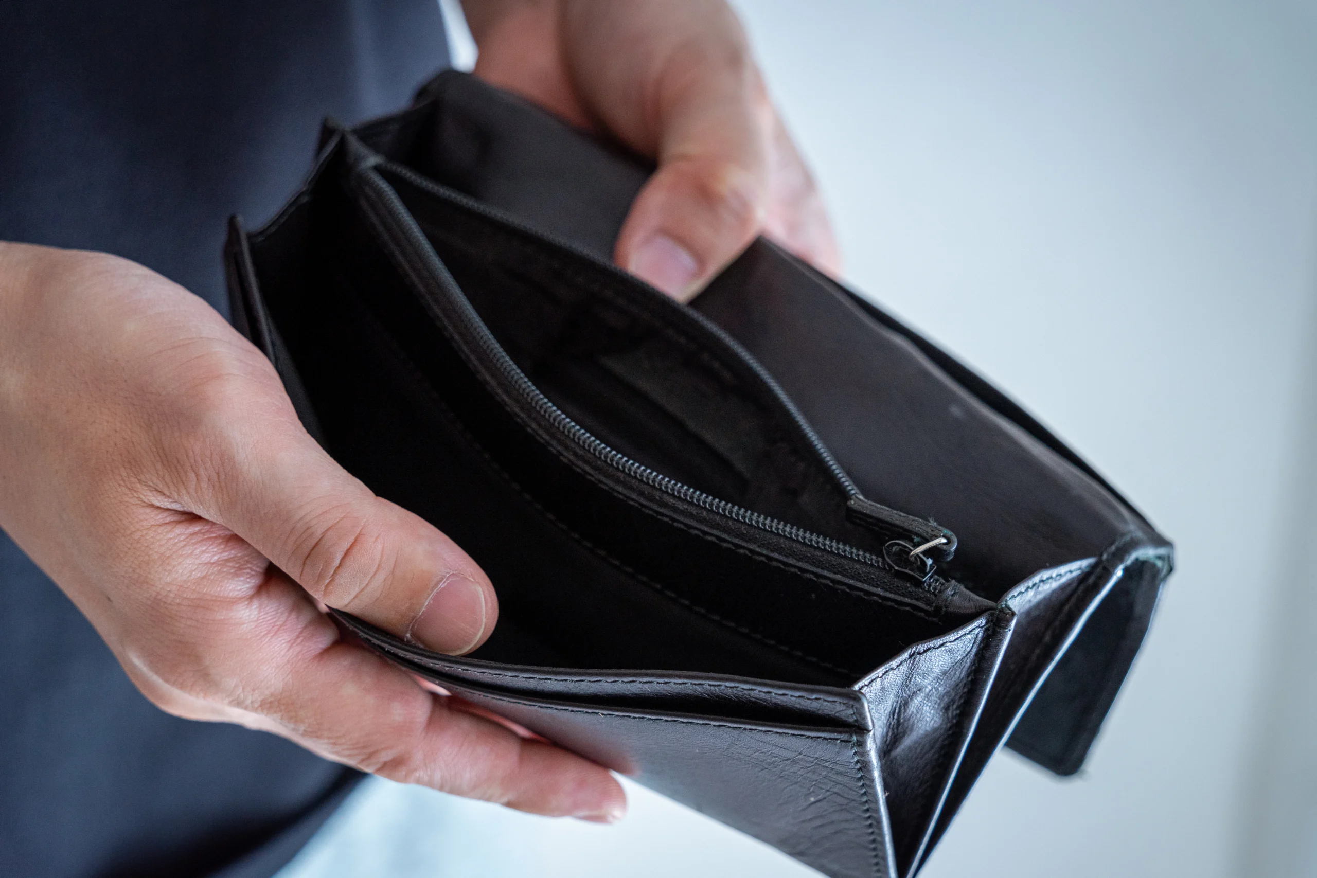 お金を盗られ空っぽになった財布