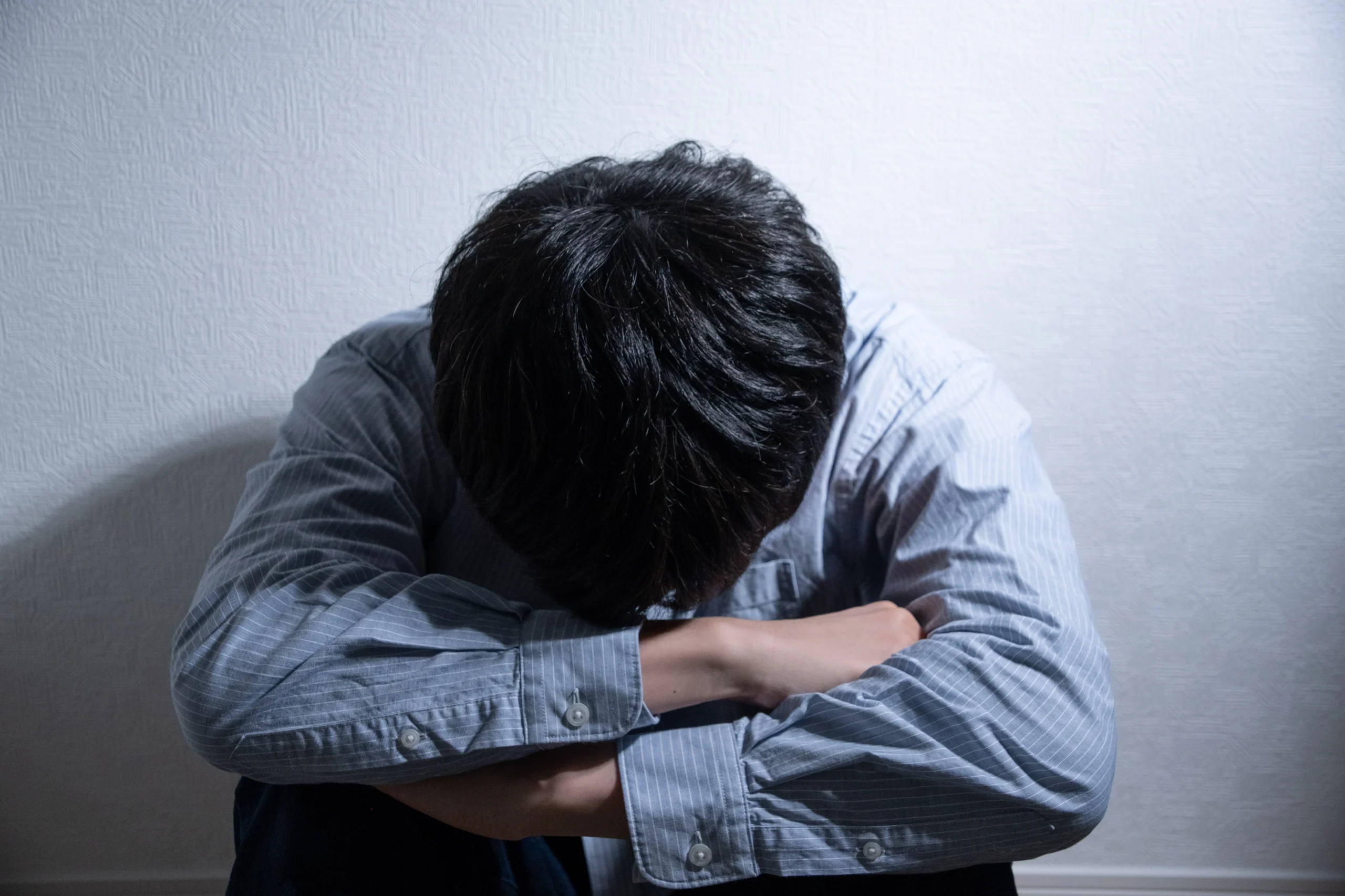 盗聴器の心配をする２０代男性