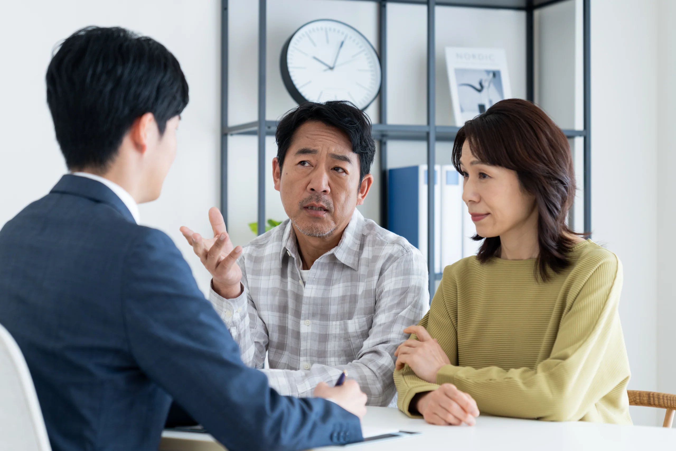 息子がマルチ商法に熱心に取り組んでいることを探偵に相談する両親
