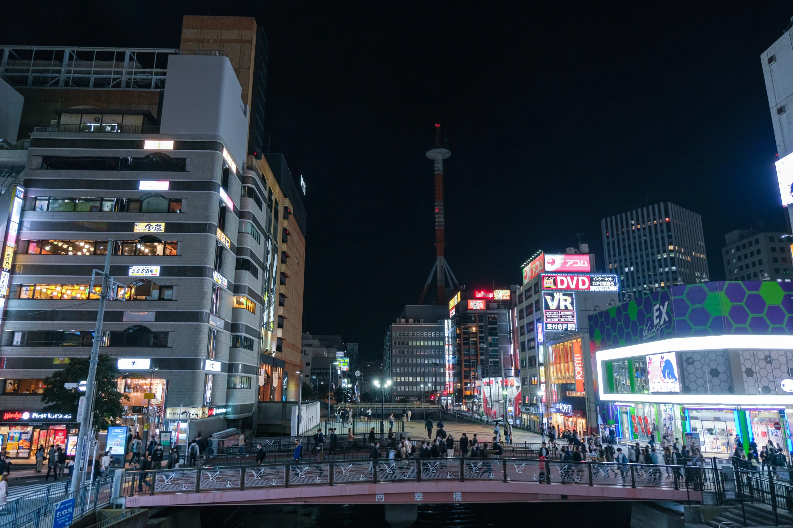 神奈川県の繁華街、横浜駅西口