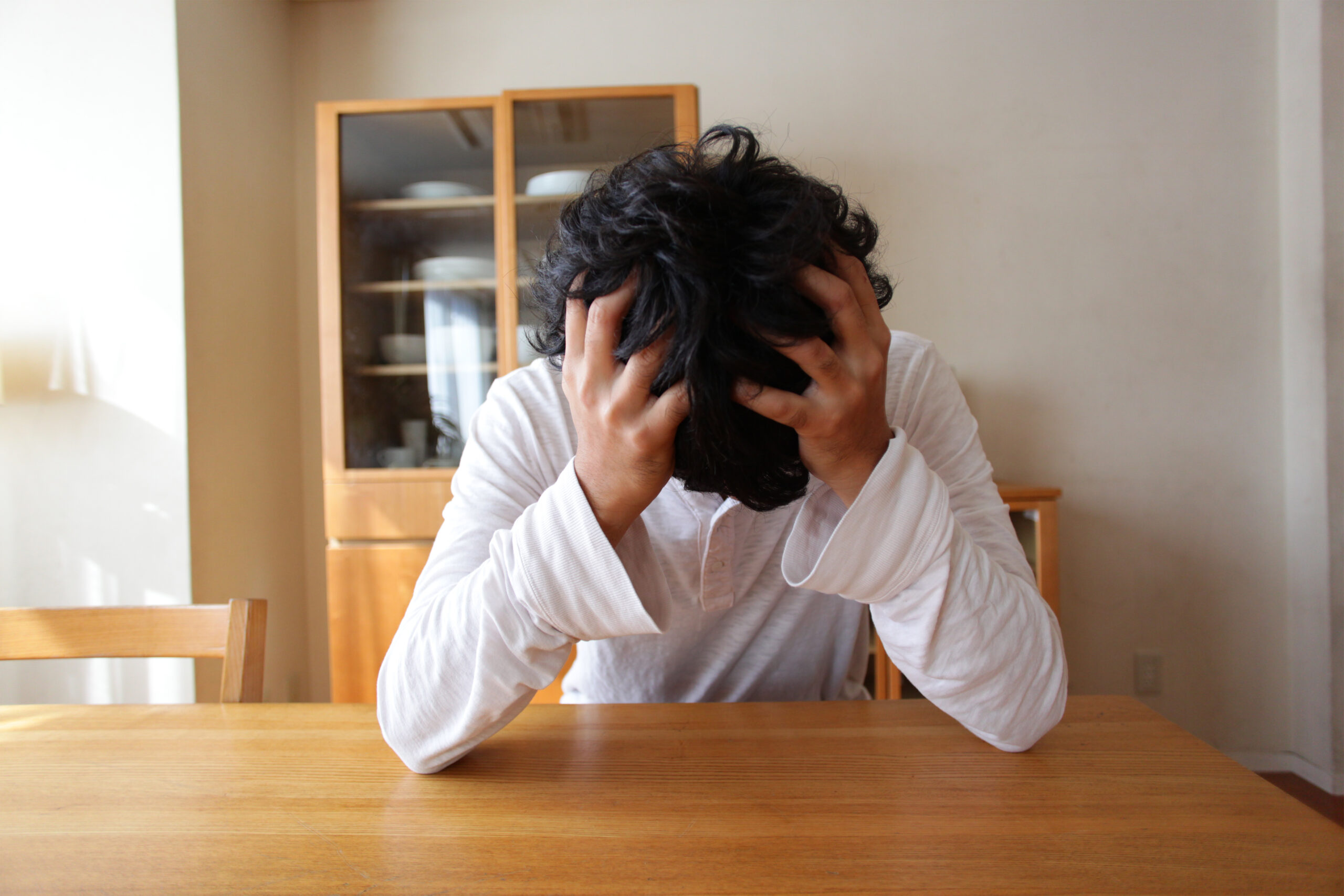 妻の不倫に頭を抱える男性