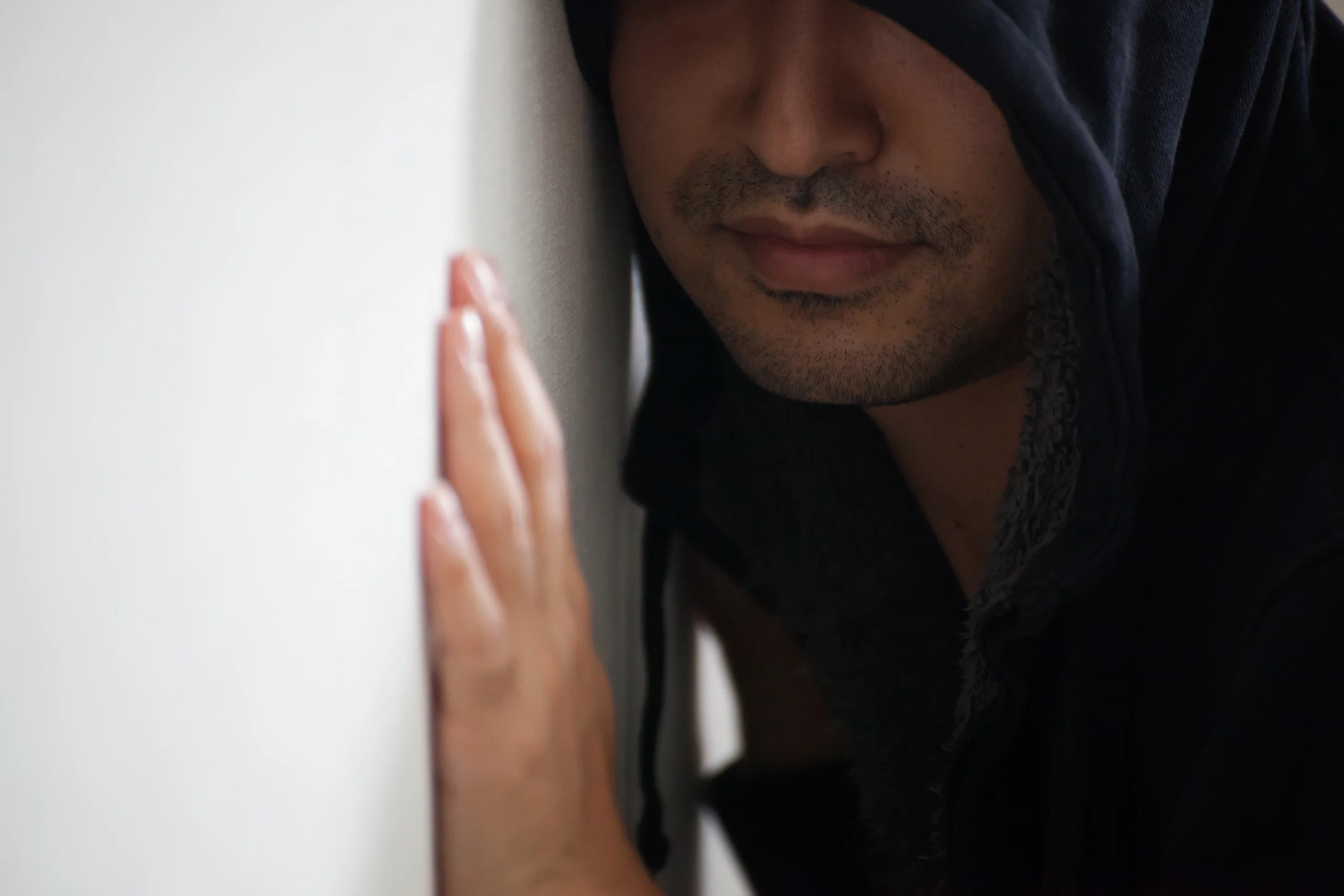 盗聴をしている男性