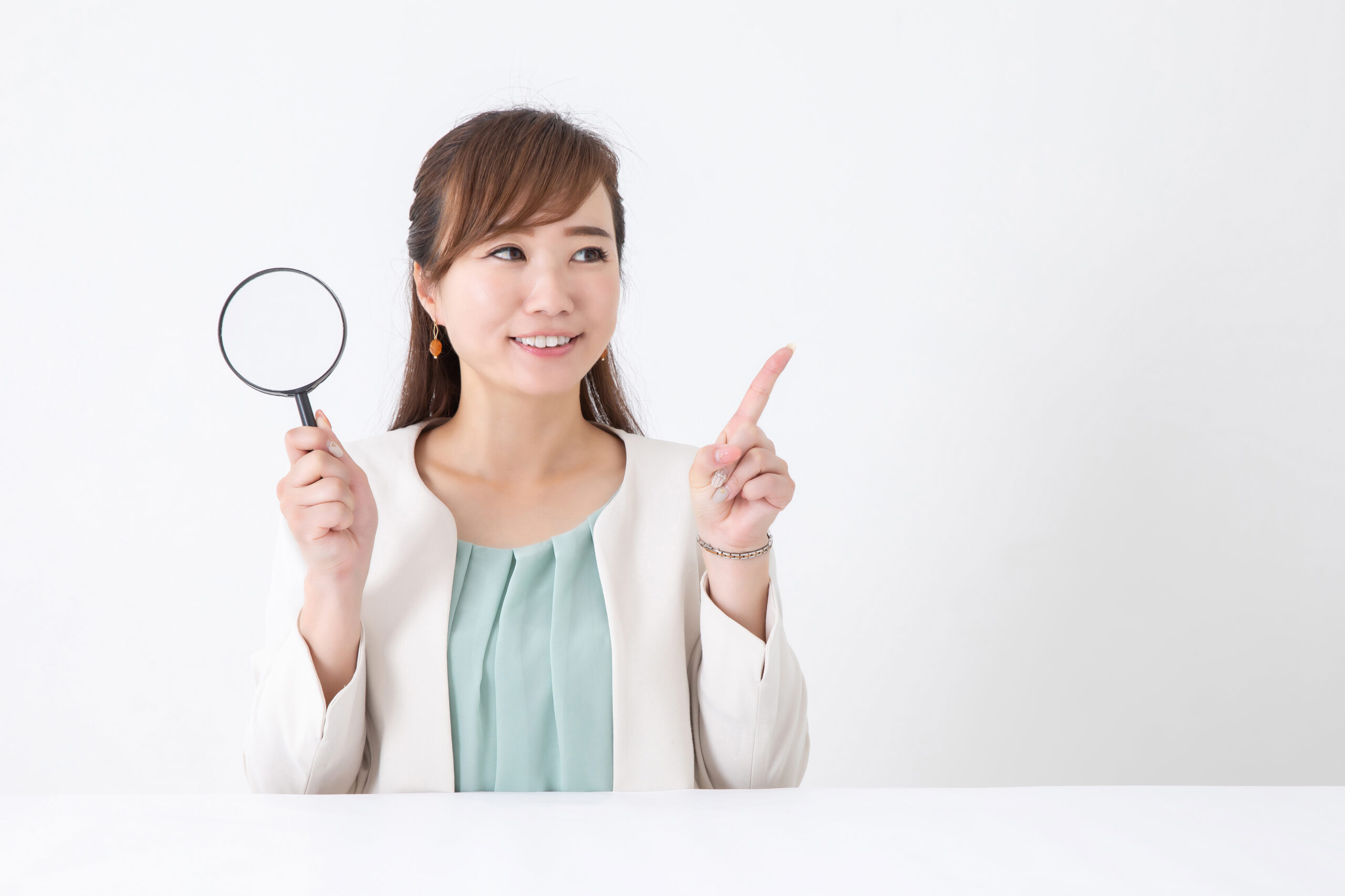人探しの提案を行う女性相談員