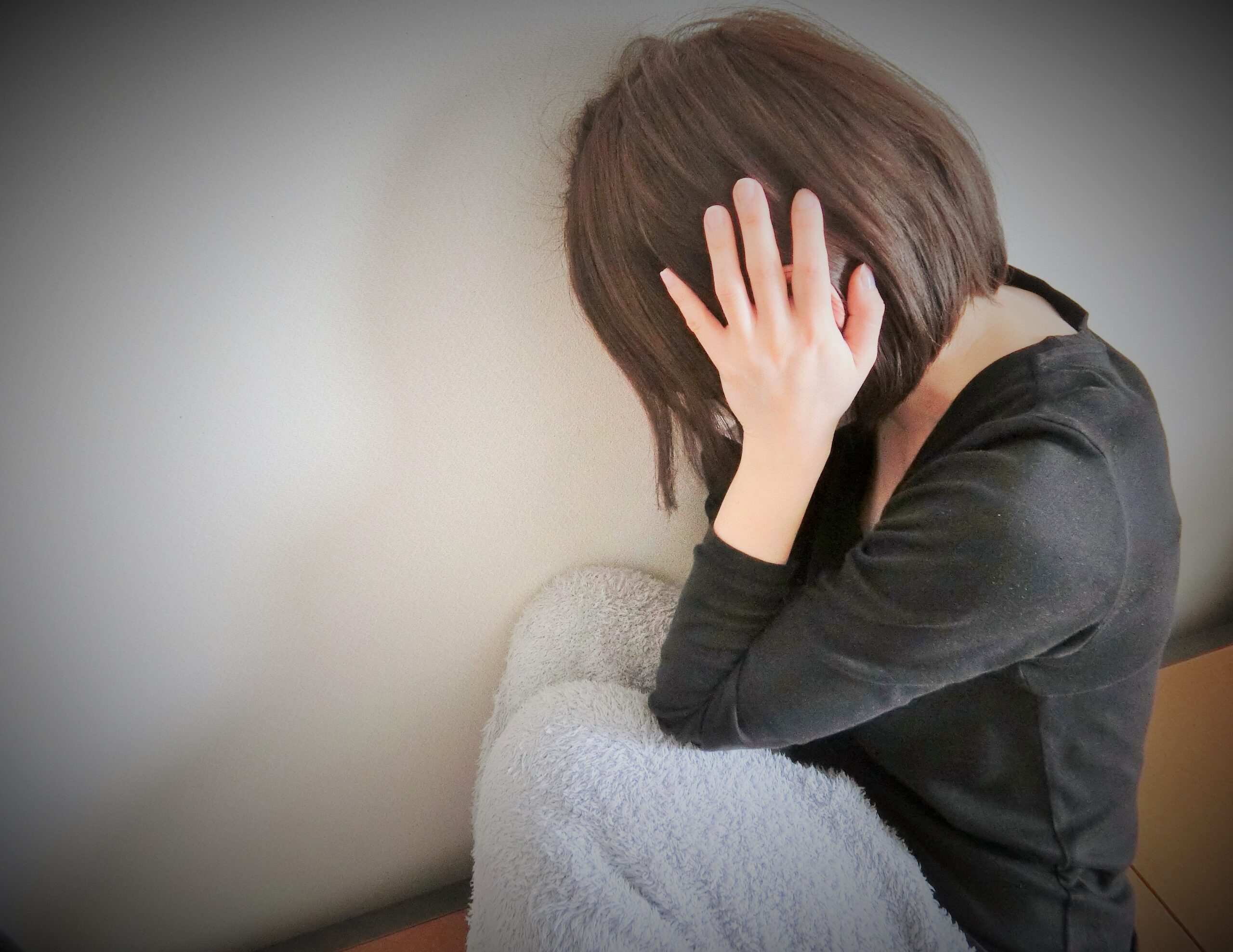 盗聴被害に悩む女性