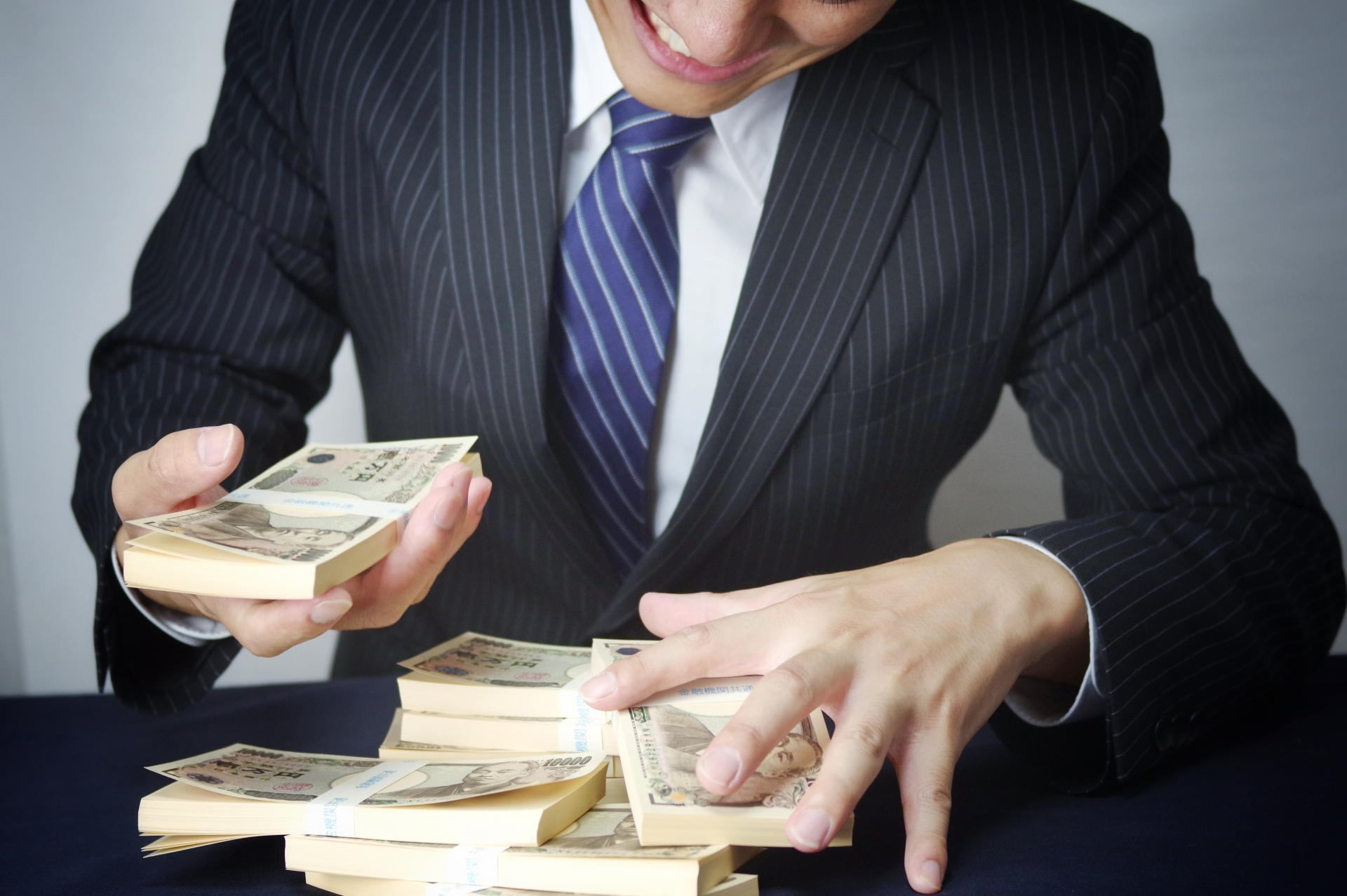 利益ばかり追求する悪徳探偵の様子