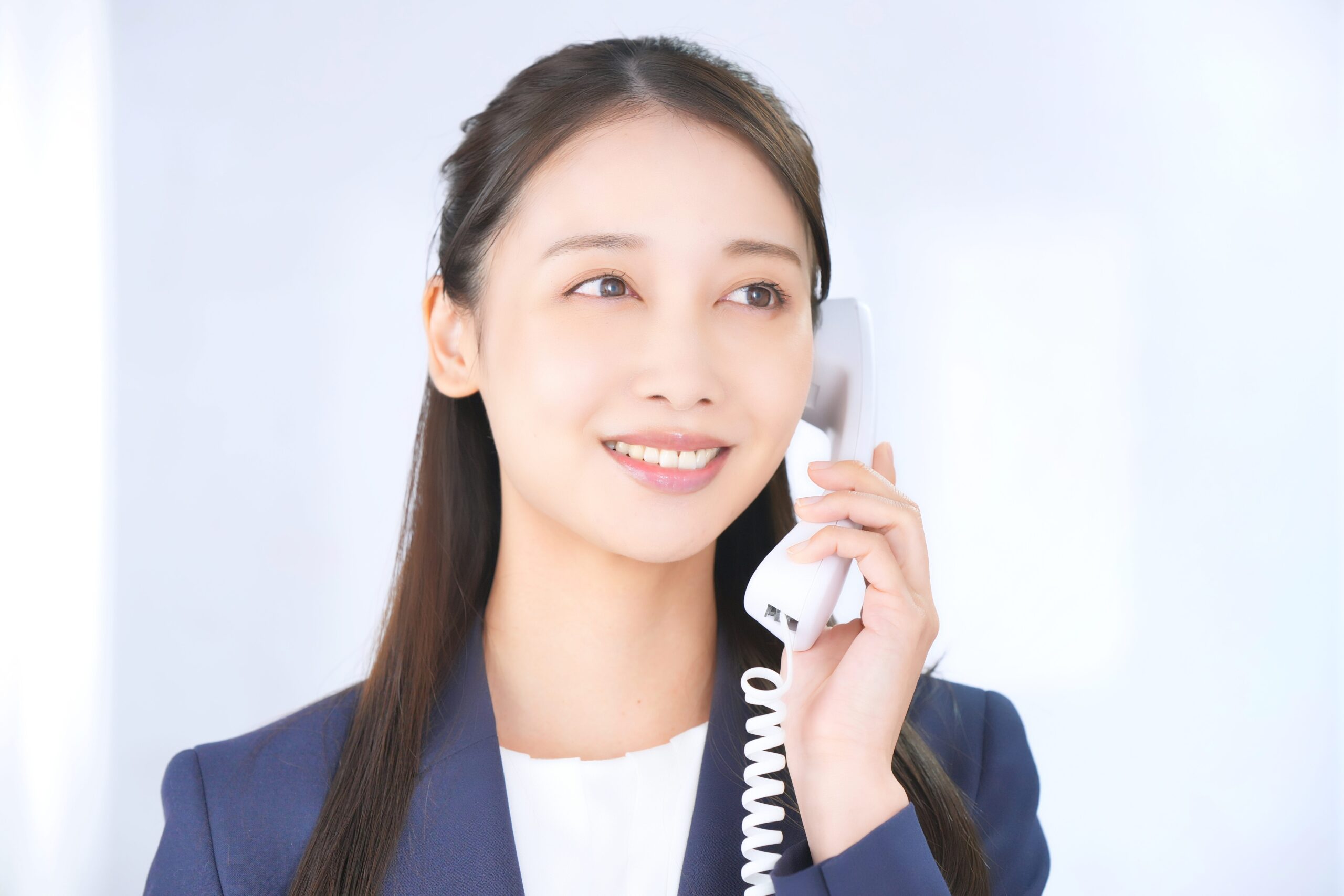 人探しの相談を受ける女性相談員